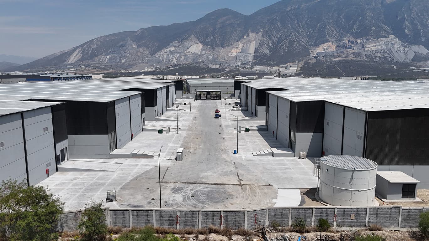 Parque industrial Santa Catarina construido por Maga, vista aérea con montañas de fondo.